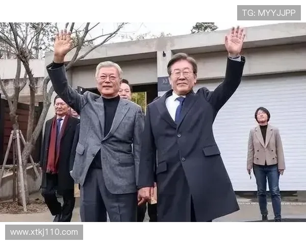 韩国前总统文在寅与成都远征球迷蔚山相遇合影留念展现中韩友谊