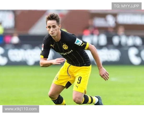 从曼联天才到塞维利亚失意人：贾努扎伊的职业生涯为何急转直下？